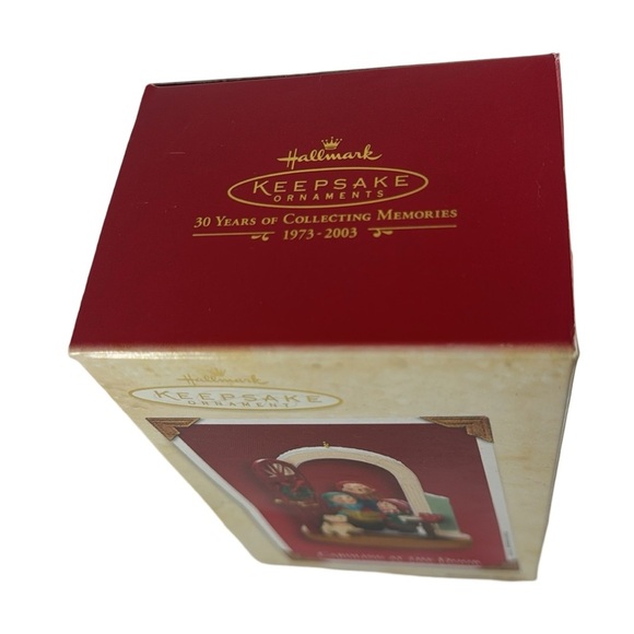 Hallmark Keepsake Ornament - Caroling at‎ The Door (2003) - Picture 10 of 10